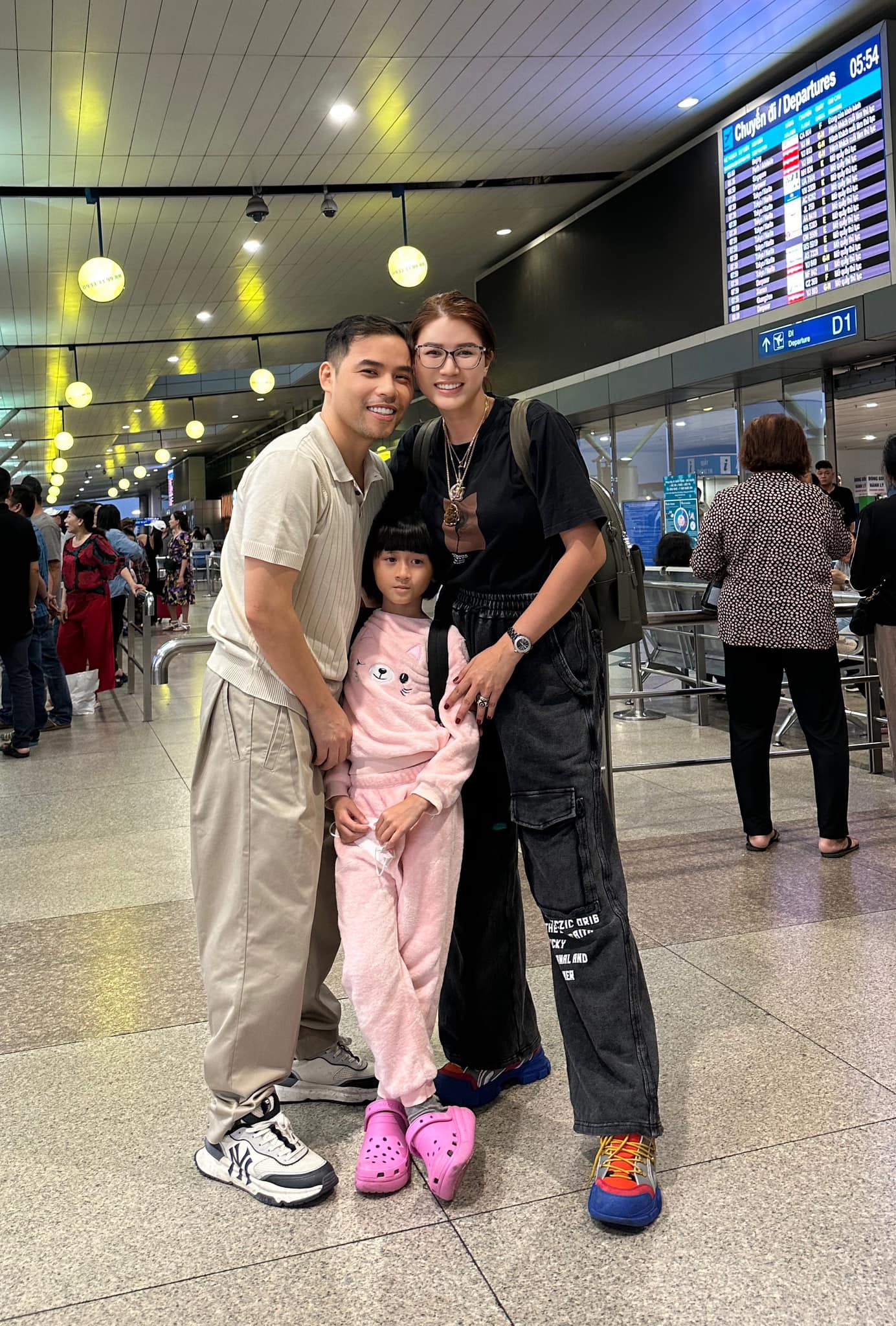 Bạn bè tiễn Trang Trần và con gái đi Mỹ