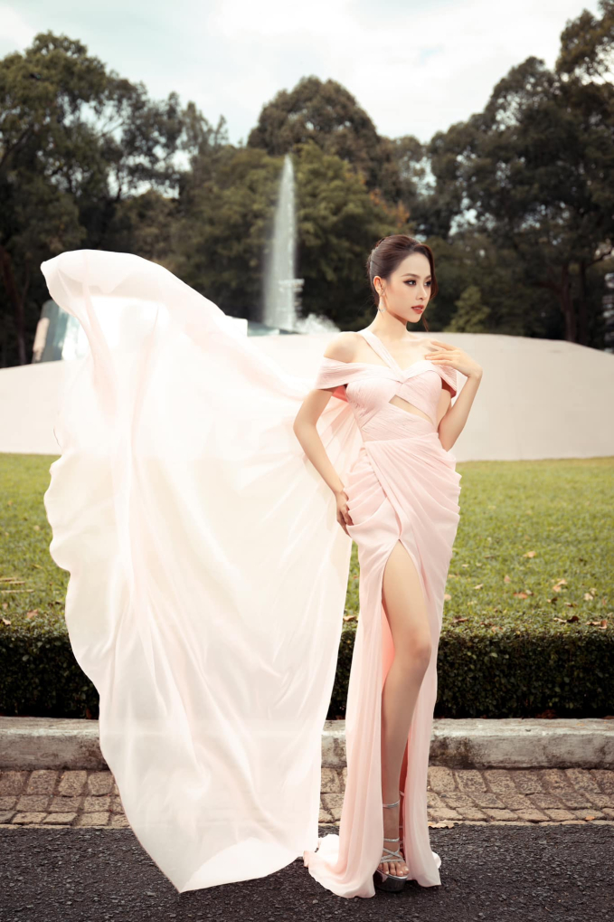 Á hậu Ngọc Hằng vừa trở về từ Miss Intercontinental 2023 - Hoa Hậu Liên Lục Địa 2023, cô chọn cho mình một bộ đầm hồng phấn ngọt ngào mà không kém phần gợi cảm.