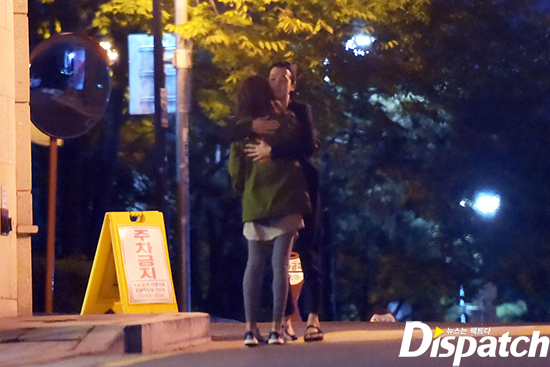 Thậm chí, Jung Kyung Ho còn chạy lại ôm chặt bạn gái