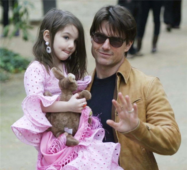 Suri hồi nhỏ và bố Tom Cruise