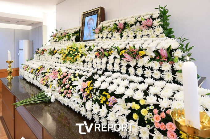 Di ảnh của Lee Sun Kyun với gương mặt nở nụ cười được đặt trong phòng tang lễ