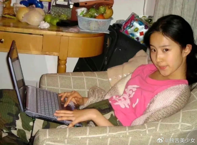 Lưu Diệc Phi sử dụng máy tính xách tay từ khi còn bé