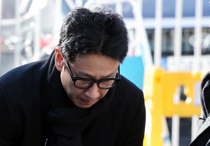 Lee Sun Kyun cúi đầu xin lỗi trước truyền thông