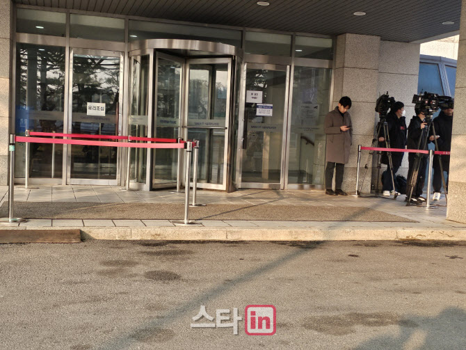 Giới truyền thông có mặt bên ngoài nơi cử hành tang lễ của Lee Sun Kyun