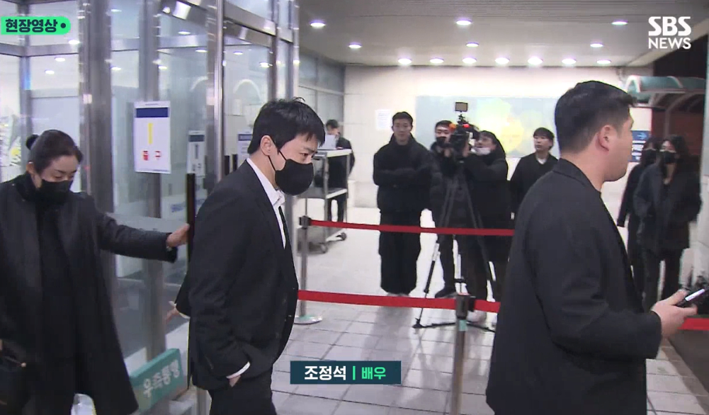 Jo Jung Suk bước ra nhà tang lễ với ánh mắt xót xa sau khi viếng đồng nghiệp