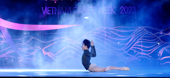 Nam Phong ở bài thi múa đương đại _Transform_ tại Vietnam Dance Week 2023