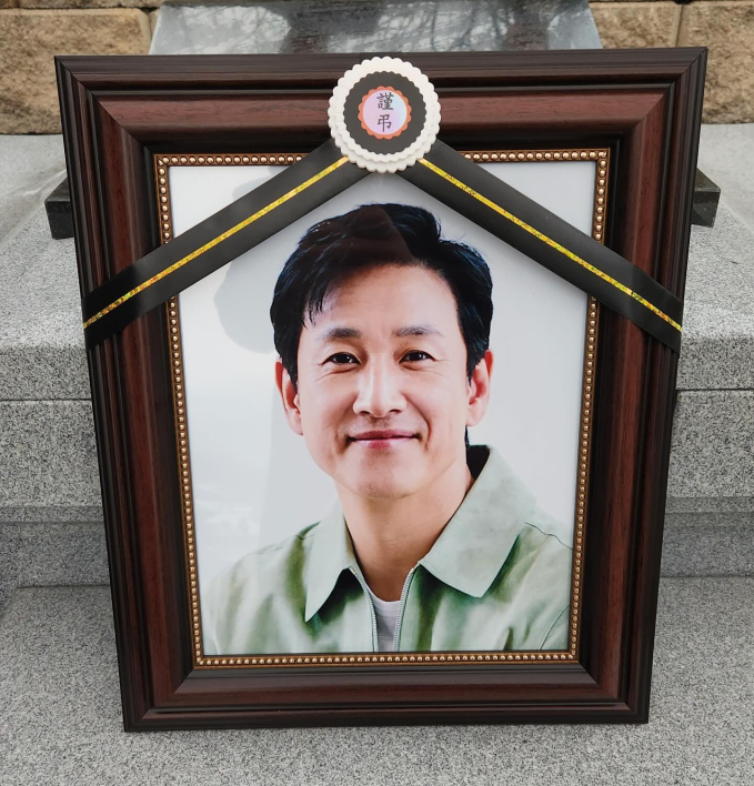 Jung Woo Sung đăng di ảnh đặt trên phần mộ của Lee Sun Kyun