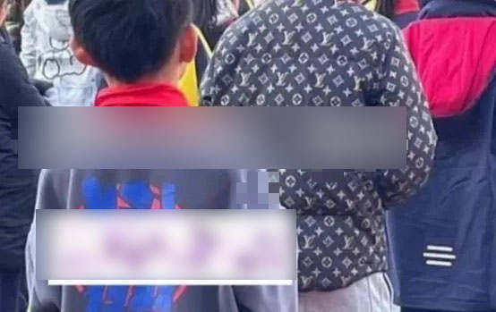 Bức ảnh chụp bóng lưng của một học sinh tiểu học lập tức gây bão mạng: Gia đình có 