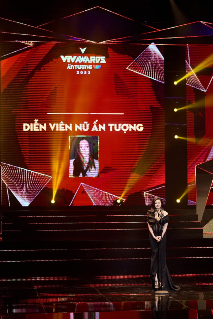 Stylist bật mí về trang phục khoe dáng gợi cảm của Kiều Anh, Phan Minh Huyền tại VTV Awards