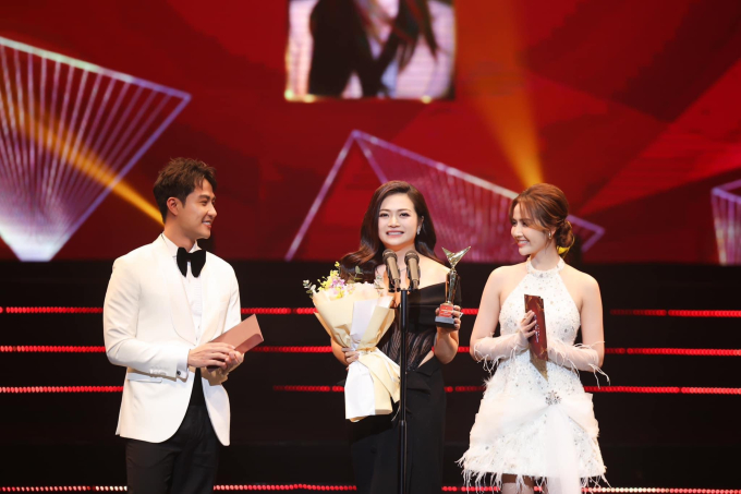 Stylist bật mí về trang phục khoe dáng gợi cảm của Kiều Anh, Phan Minh Huyền tại VTV Awards