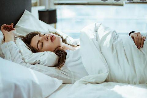 Đột quỵ khi đang ngủ có xu hướng tăng mạnh, nhất là sau tuổi 40, không thiếu chị em phụ nữ rơi vào hoàn cảnh này. (Ảnh minh họa)