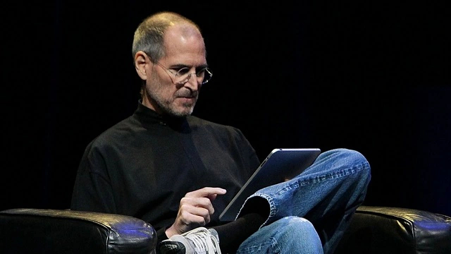 Steve Jobs thường mặc áo turtleneck đen và quần jean.