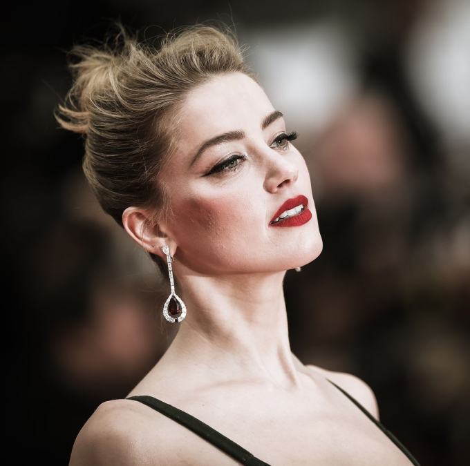 Dù là cô gái bê bối hàng đầu Hollywood nhưng có 1 sự thật không thể chối cãi rằng Amber Heard thật sự quá xinh đẹp 