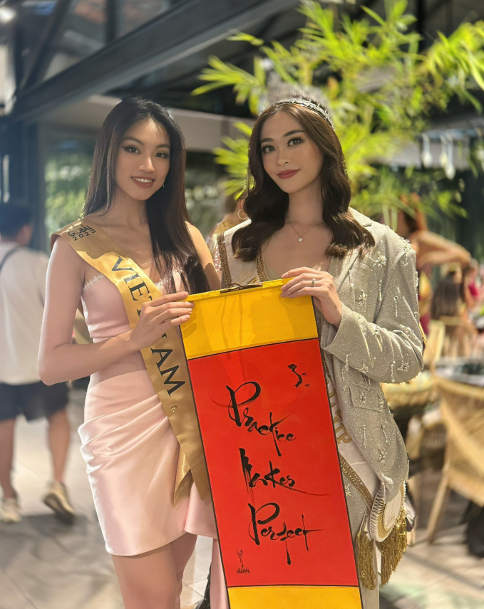Hoa hậu Đoàn Thu Thuỷ chuẩn bị 100 bức thư pháp để làm quà tặng các thí sinh Miss Global 2023