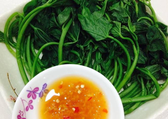 Người Việt thường ăn thêm nhiều muối trong chế độ ăn mà không hay để ý. (Ảnh minh họa)