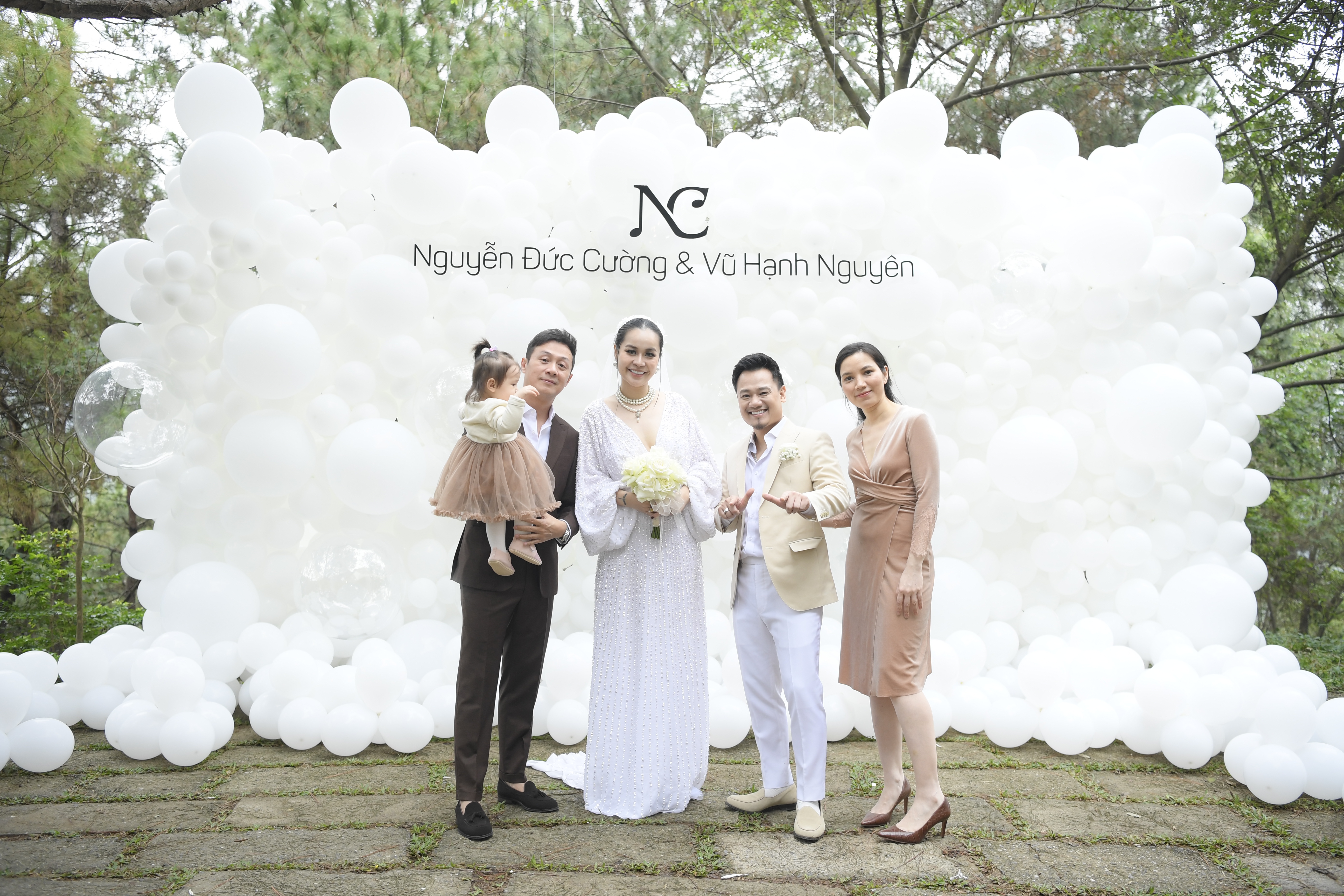 Vợ chồng MC Anh Tuấn và con gái tham dự tiệc cưới của Nguyễn Đức Cường và Vũ Hạnh Nguyên