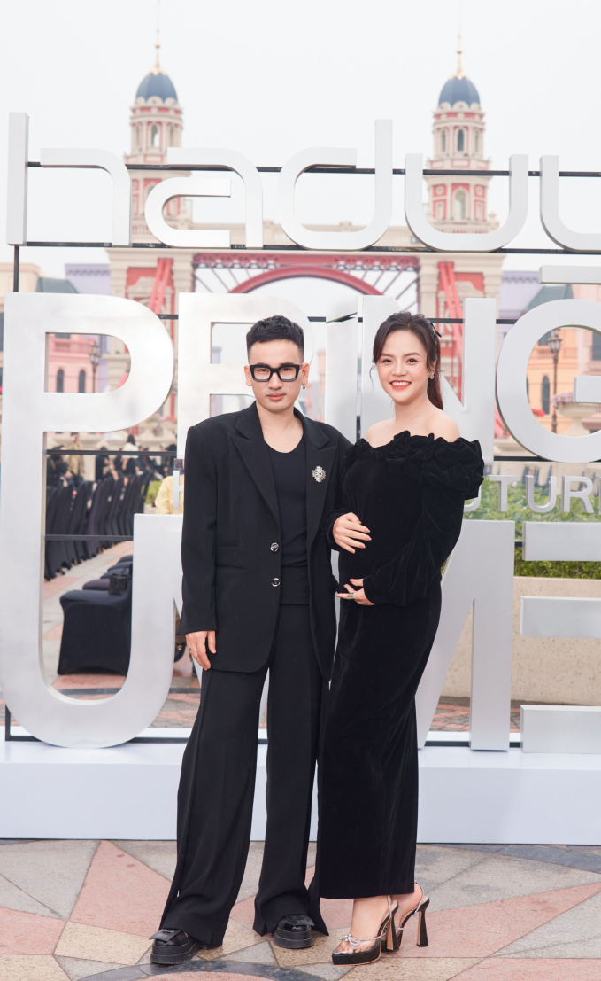 Diễn viên Thu Quỳnh và Hoa hậu Dương Thùy Linh khoe bụng bầu trên thảm đỏ thời trang.