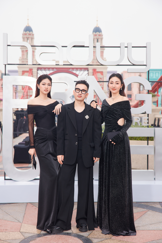 Cặp chị em Á hậu Thanh Tú và Trà My khoe vai trần gợi cảm cùng chiều cao khủng của mình trong những thiết kế đầm dạ hội mang sắc đen huyền bí.