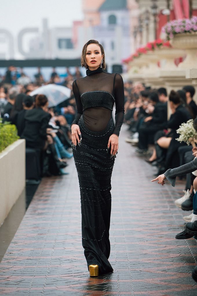 Hoa hậu Đỗ Mỹ Linh ngày càng gợi cảm sau sinh con, 'chị đẹp' Quỳnh Nga lấp ló thềm ngực tại show thời trang
