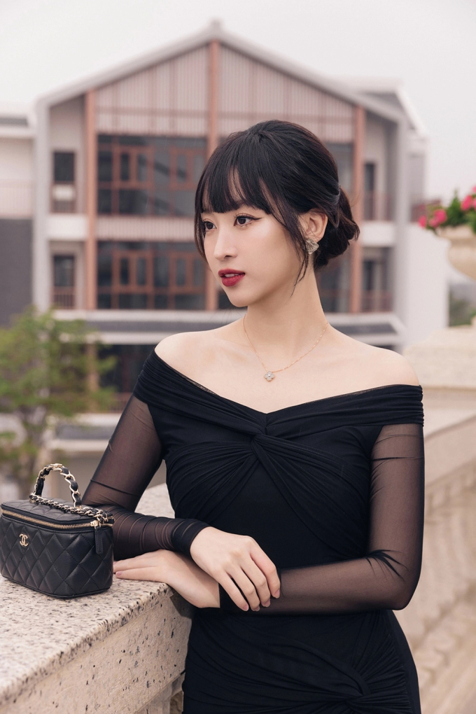 Hoa hậu Đỗ Mỹ Linh khoe sắc vóc sau sinh trong bộ đầm đen gợi cảm.