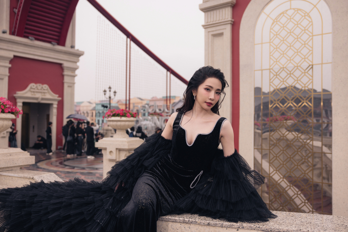 'Chị đẹp' Quỳnh Nga diện bộ đầm đen đính voan bồng bềnh lấp ló thềm ngực gợi cảm.