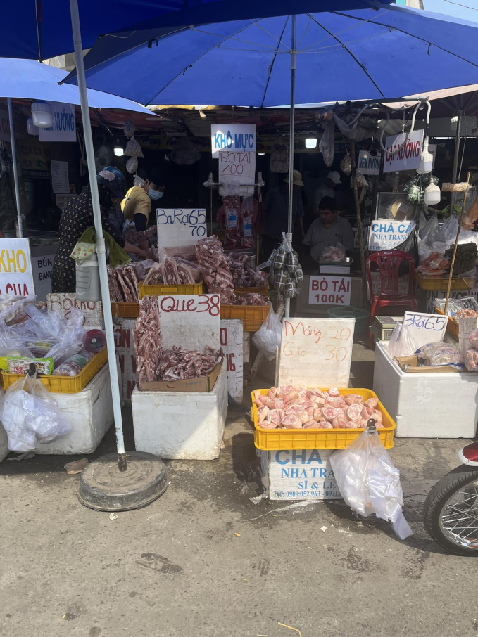 Thịt lợn, thịt bò được bày bán la liệt ngoài vỉa hè với mức giá 