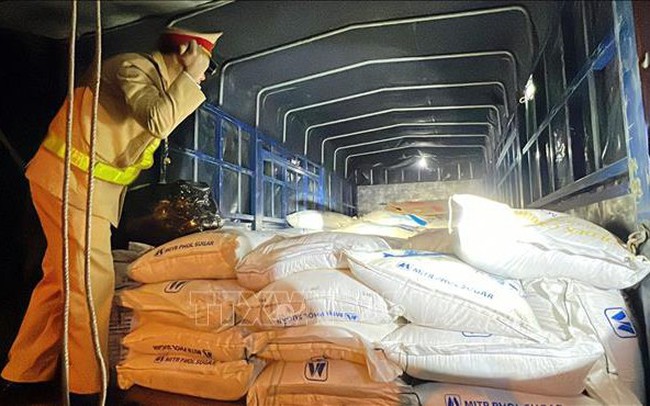 Lực lượng Cảnh sát giao thông Quảng Bình phát hiện, bắt vụ vận chuyển khoảng 5 tấn đường nhập lậu. Ảnh: TTXVN