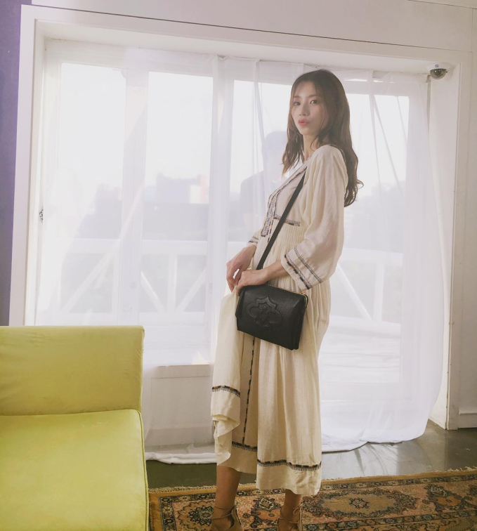 Vợ của Bae Yong Joon đam mê phong cách thời trang tối giản dù cưới 