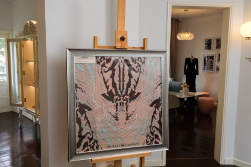   Chiếc khăn SAFARI phiên bản lớn được trưng bày tại The House Of Fashion, mang hình ảnh chú báo hoa mai bơi ngược dòng sông, là biểu tượng hoang dã và huyền bí của SAFARI Collection - BST mới nhất của thương hiệu Mr Crazy & Lady Sexy  