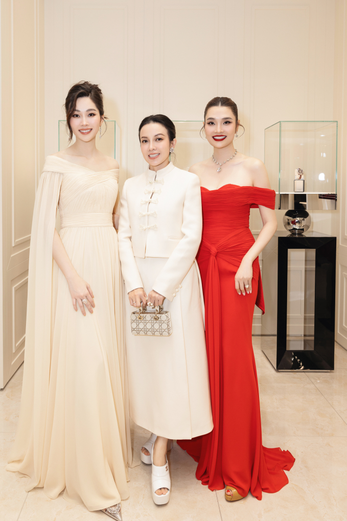 Hoa hậu Đặng Thu Thảo diện trang sức đắt đỏ, hội ngộ cùng đàn chị Hà Kiều Anh
