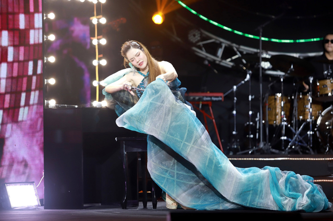 Một chị đẹp tự cầm kéo cắt phăng váy đắt tiền trên sân khấu Làn sóng xanh