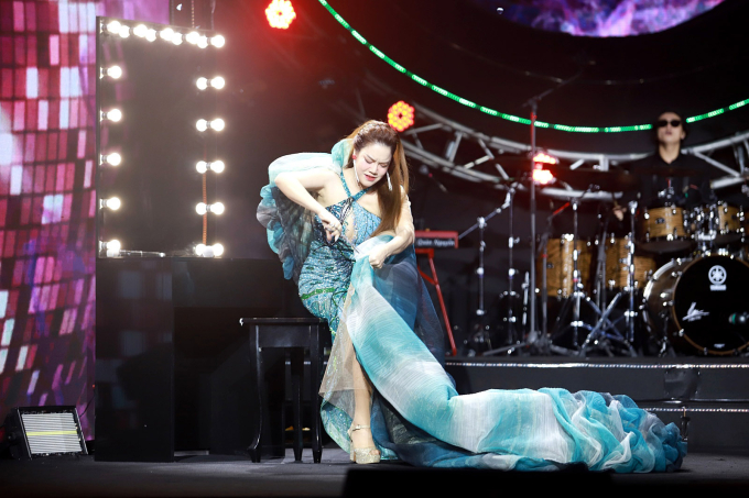 Hành động cắt váy của Thu Phương gây bất ngờ cho khán giả