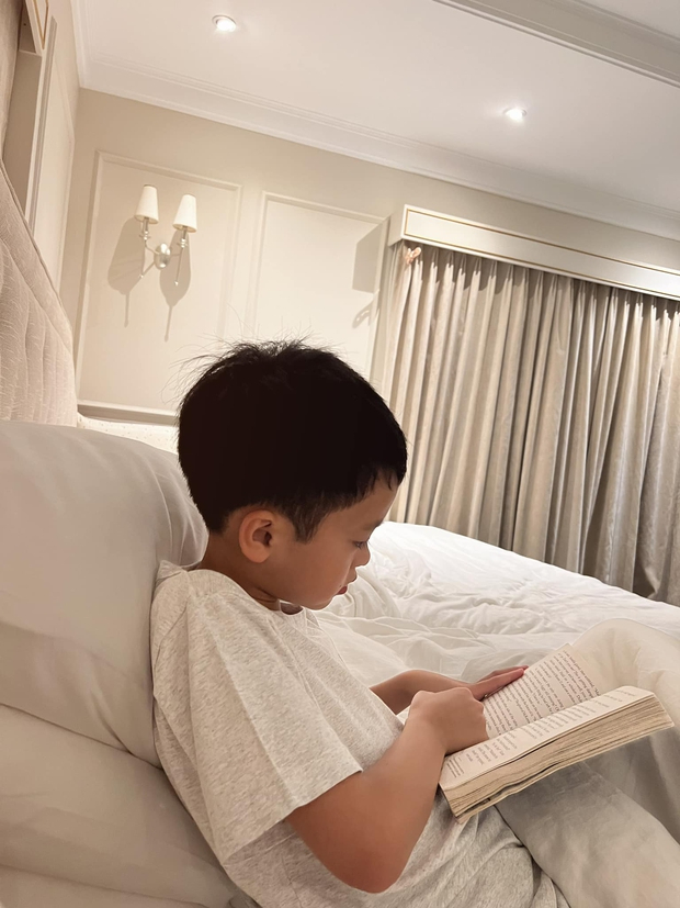 Tăng Thanh Hà đăng khoảnh khắc con trai ngồi đọc sách một mình, lại gần mới phát hiện chi tiết cực đáng nể