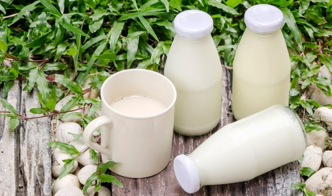 Sự thật thì các loại sữa tách chất béo không có những lợi ích vượt trội hơn so với sữa nguyên chất. (Ảnh minh họa)