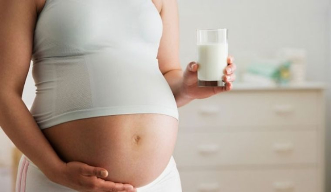 Sữa chuyên dành cho đối tượng cụ thể như sữa bầu cần đủ các chất dinh dưỡng, trong giới hạn cho phép. (Ảnh minh họa)
