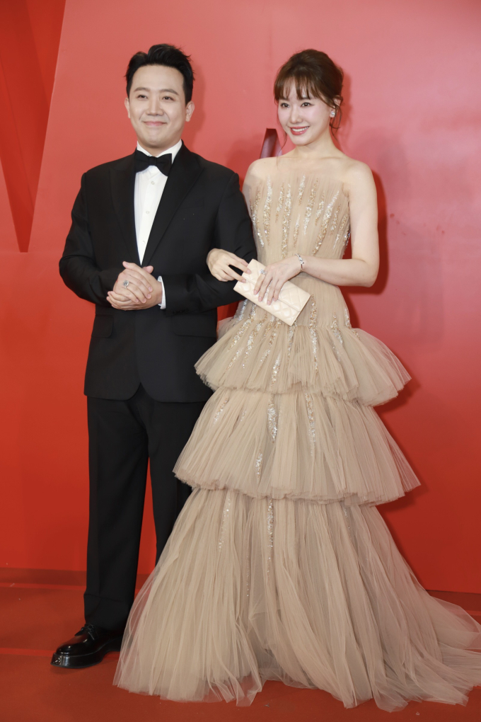 Vợ chồng Hari Won - Trấn Thành trên thảm đỏ Wechoice Awards 2023