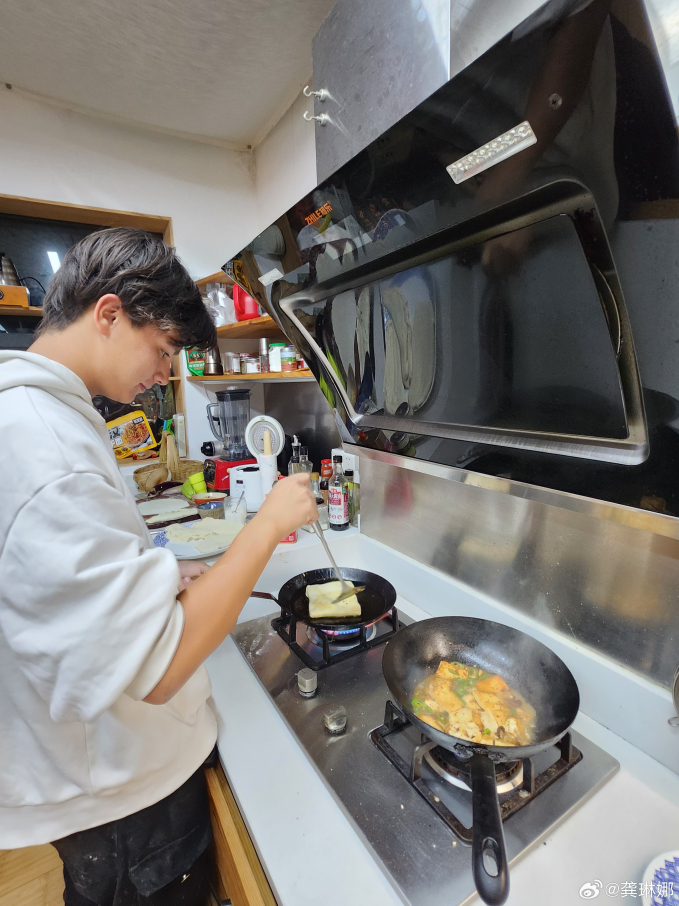 Con trai thứ 2 của Cung Lâm Na có niềm đam mê nấu ăn