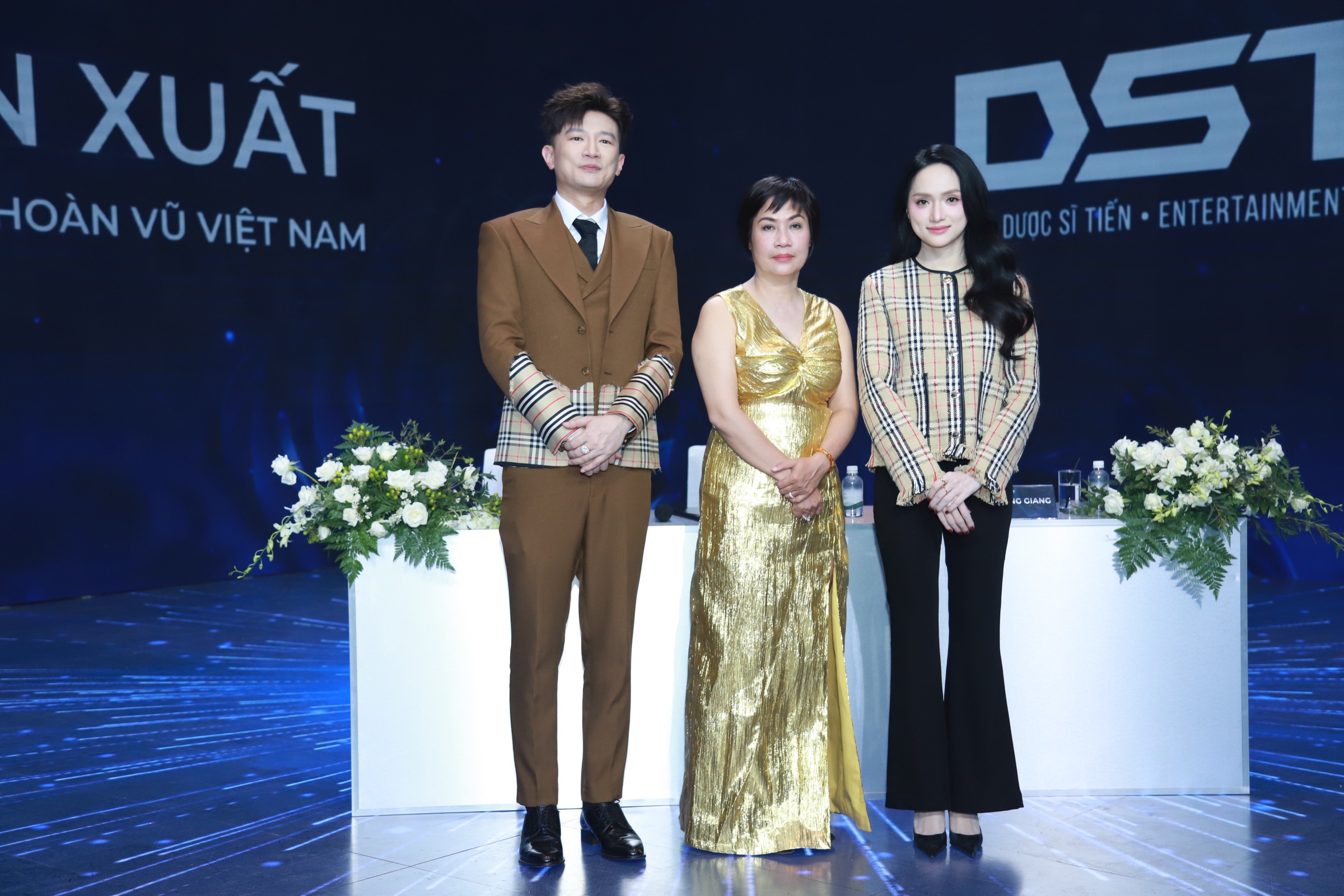 Dược Sĩ Tiến, Hoa hậu Hương Giang và bà Thúy Nga - người sở hữu bản quyền Miss Universe Vietnam tại lễ ký kết hợp tác