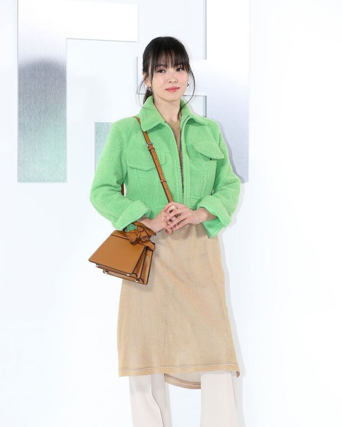 4 mẫu áo khoác làm nên phong cách trẻ trung, sang trọng của Song Hye Kyo