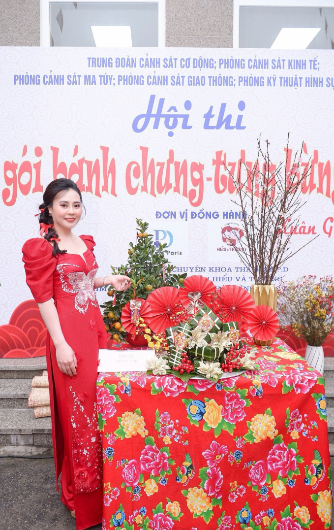 Hoa hậu “hai nhiệm kì” Phan Kim Oanh diện áo dài ngồi chấm thi “gói bánh chưng”