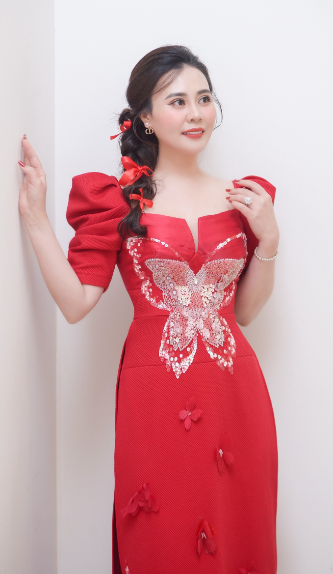 Hoa hậu “hai nhiệm kì” Phan Kim Oanh diện áo dài ngồi chấm thi “gói bánh chưng”