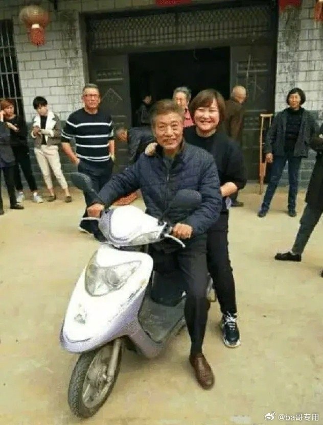 Nữ diễn viên Giả Linh gây cười với khoảnh khắc ngồi sau xe máy ông cậu khi về quê chúc Tết