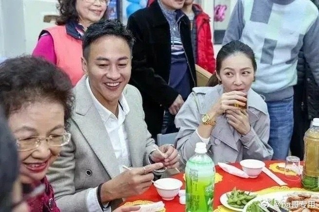 Vợ chồng Hà Nhuận Đông thoải mái trò chuyện, ăn uống khi về quê