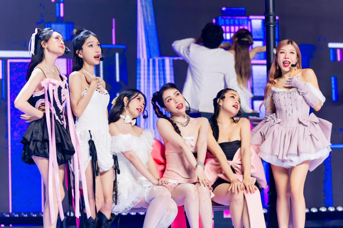 Trang Pháp và các chị đẹp khác trình diễn trong chương trình Tết đẹp
