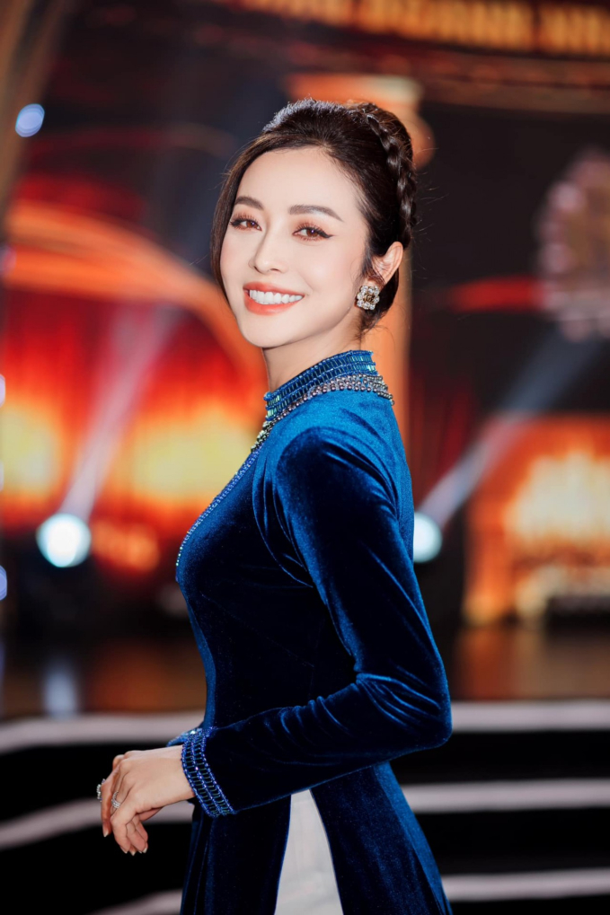 Hoa hậu Jennifer Phạm là một trong những mỹ nhân hiếm hoi của showbiz Việt khi trải qua 4 lần sinh nở, cô vẫn có dáng nuột eo thon đến thiếu nữ cũng phải hờn. (Ảnh: Internet)