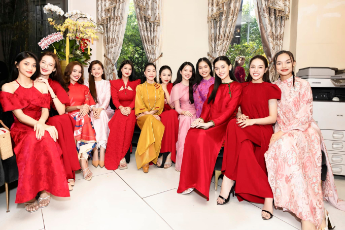 Các Hoa, Á hậu lộng lẫy với trang phục áo dài hai màu chủ đạo là đỏ rực và vàng tươi, hòa cùng không khí rộn ràng những ngày đầu xuân năm Giáp Thìn 2024.