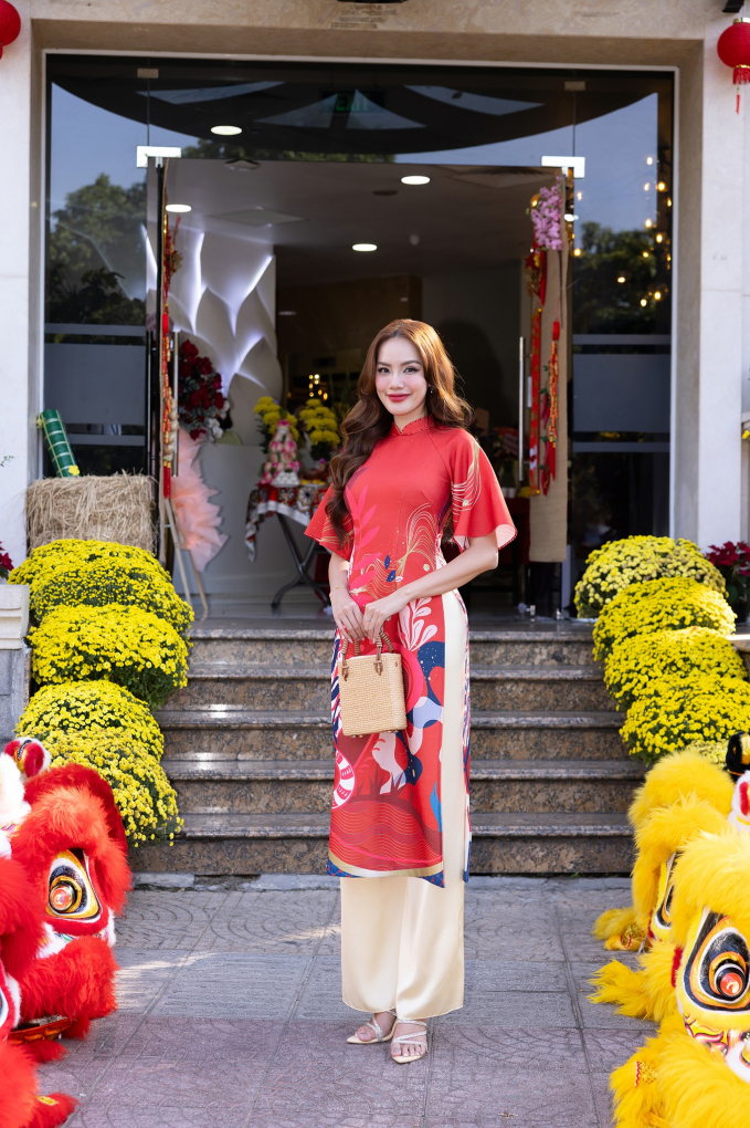Khác với các Bông hậu trên, Hoa hậu Lê Hoàng Phương ưu ái một thiết kế áo dài họa tiết trừu tượng để khoe sắc trong ngày khai xuân năm Giáp Thìn 2024.