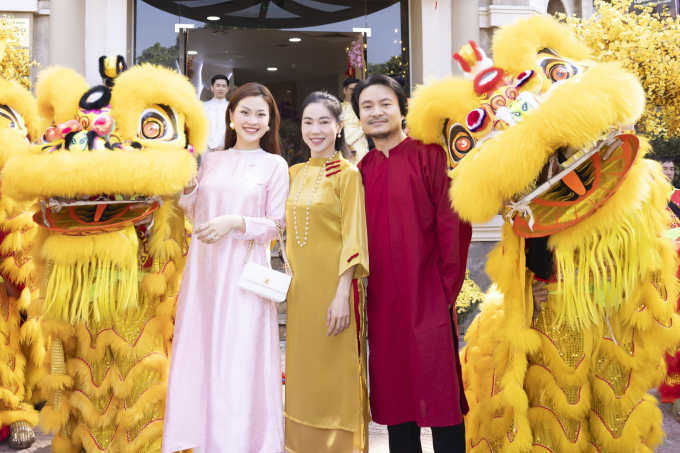 Á hậu Diễm Trang khoe sắc ngọt ngào của mẹ 2 con trong bộ áo dài hồng phấn nhẹ nhàng.