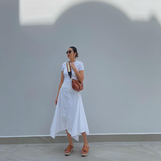 4 mẫu áo trắng giúp các mỹ nhân Việt mặc đẹp từ mùa xuân sang hè