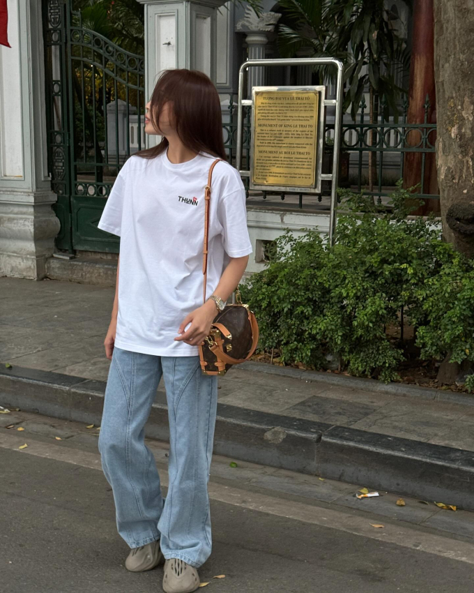 4 mẫu áo trắng giúp các mỹ nhân Việt mặc đẹp từ mùa xuân sang hè